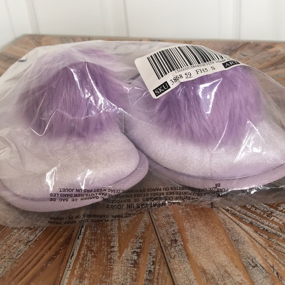 NWT Victoria’s Secret Pom Pom Velvet Slippers - Picture 2 of 5